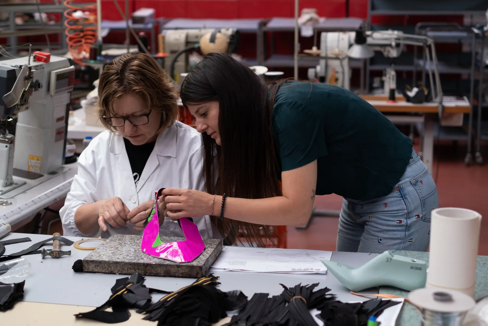 Susanna Zampieri al lavoro sul prototipo di una scarpa insieme a un’artigiana
